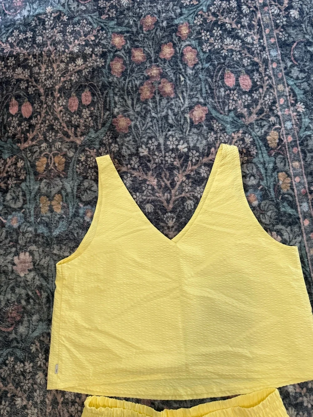 Vuori Villa Textured Cropped V Neck Tank Top & Shorts Sunlight Collection XL - Picture 6 of 7